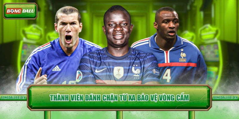 Thành viên đánh chặn từ xa bảo vệ vòng cấm 